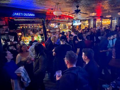 Gente en un bar en  New York donde los jueves se queda a ligar a través de la 'app' Thursday, en febrero de 2022.