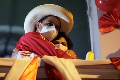 El presidente peruano, Pedro Castillo, abraza a su esposa, Lidia Paredes, durante un mitin.