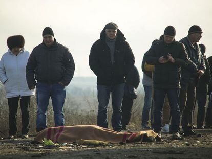 Amigos y familiares de la víctima de una mina, este miércoles, en Donetsk, Ucrania.