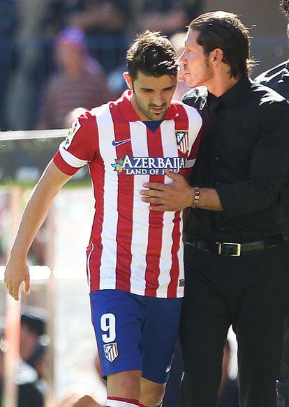 Simeone consuela a David Villa, tras su sustitución.