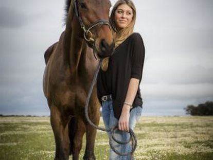 Raquel Muguiro en 2014 con su caballo en Badajoz.