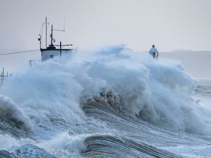 El puerto de Porthcawl (Gales), este viernes durante el paso de la tormenta 'Eunice'.