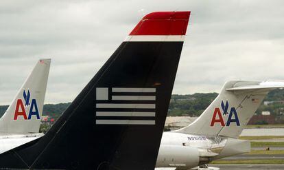 La cola de un avi&oacute;n de US, junto a otros de American en el aeropuerto de Arlington, Virginia.