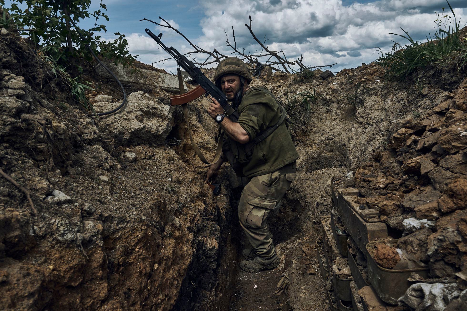 Un soldado ucranio en una trinchera cerca del frente de Bajmut, el lunes. 