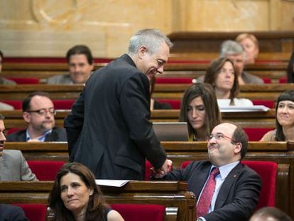 Pere Navarro saluda a Miquel Iceta al intercambiarse el escaño.