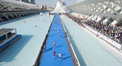 Los corredores pasan por la Ciudad de las Artes en un marat&oacute;n en Valencia.
