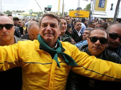 El presidente de Brasil, Jair Bolsonaro, con seguidores durante un mitin de campaña realizado el 2 de septiembre, en Esteio.