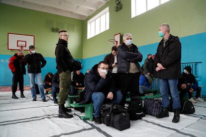 Unos hombres, en una escuela convertida en un centro de movilización, este sábado en la ciudad de Donetsk.