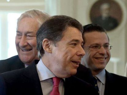 Ignacio Gonz&aacute;lez, ayer, entre el nuevo consejero de Sanidad madrile&ntilde;o, Francisco Javier Rodr&iacute;guez, y el saliente, Javier Fern&aacute;ndez-Lasquetty.