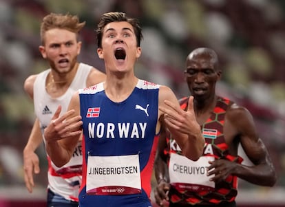Jakob Ingebrigtsen celebra al cruzar la meta de los 1.500 metros por delante del keniano Tim Cheruiyot y el británico Josh Kerr.