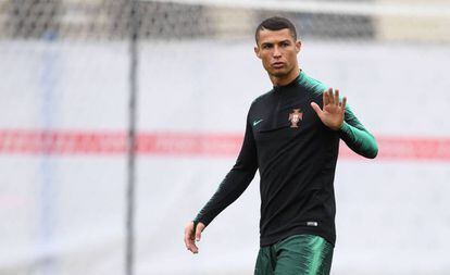 Cristiano manda callar a los aficionados presentes en el primer entrenamiento de Portugal en Krátovo. 