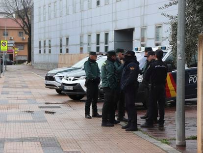Policías y guardias civiles en la entrada de los juzgados de Cáceres este sábado, durante la declaración judicial del autor confeso del crimen.