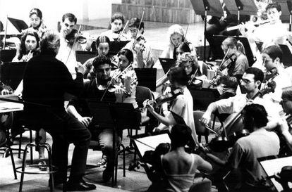 Carlo Maria Giulini dirige a la JONDE durante unos ensayos en el Auditorio Nacional, en 1998.