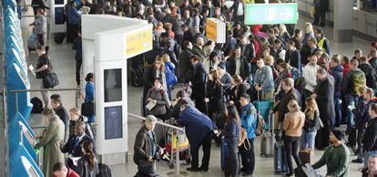 Los pasajeros esperan en la terminal durante un apag&oacute;n en el aeropuerto de Schiphol.