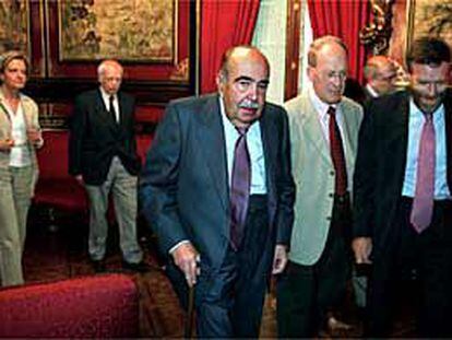 Fernando Lázaro Carreter (en el centro), entrando ayer en la Casa de América Con Victoria Camps, Emilio Lledó (a la izquierda), Germán Sánchez Ruipérez y Guillermo de la Dehesa.