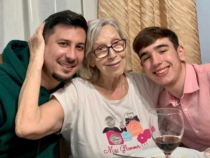 Carmen Castro la pasada Nochebuena entre sus nietos Roberto (izquierda) de 30 años, y Alberto, de 16