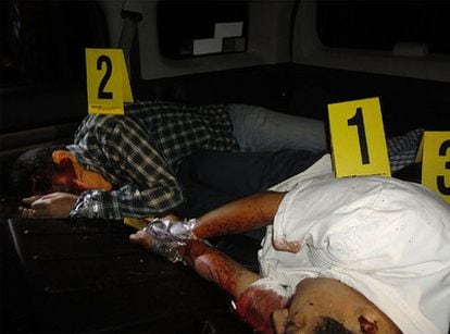 Los cuerpos de Juan Rodríguez Clara, Gregorio Barradas Miravete y Omar Manzur Assar, en el interior del coche.