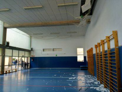 El gimnasio de una de las escuelas evacuadas en Caudete este lunes.