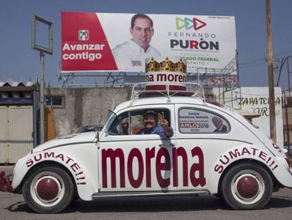 Arturo Cervera junto a su negocio en Piedras Negras. De fondo, propaganda del PRI.
