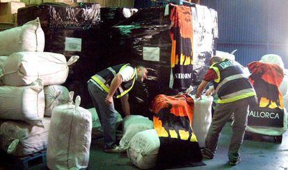 Policies amb una partida de contraban de roba falsificada en un polígon industrial de Madrid.