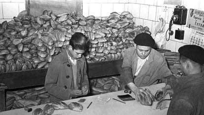 Despacho de pan en Madrid en 1940, con cartillas de racionamiento.