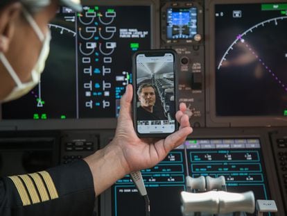 Un piloto de un avión de Aeroméxico muestra en su móvil la cabina de pasajeros en un vuelo para transportar material médico durante la pandemia, en mayo de 2020.