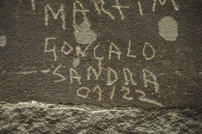 Grafitis de los visitantes en las fachadas de Aceredo.