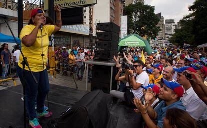 Yuraima Rondon habla en el acto de recolección de firmas para revocar el mandato de Nicolás Maduro.