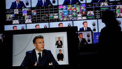 Monitores que muestran al presidente francés, Emmanuel Macron, durante la entrevista televisiva de este domingo.