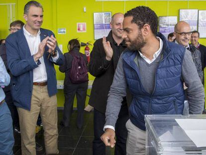 Javier Ortega Smith aplaude al candidato de Vox por Barcelona, Ignacio Garriga.