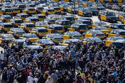Asamblea de taxistas en la estación de Sants para tomar medidas contra la vuelta a las operaciones de Uber.
