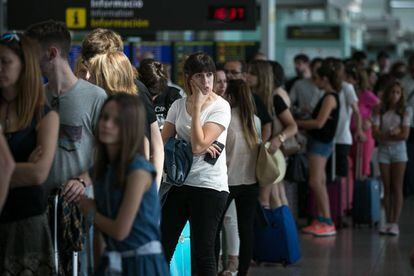 Pasajeros hacer cola en el aeropuerto