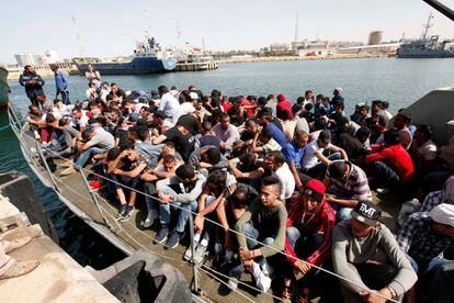 Emigrantes sin papeles interceptados por guardacostas libios son conducidos a una base naval de Trípoli el pasado 10 de mayo.