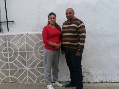 Consuelo López y Ramón Muñoz junto a su casa en Torres de la Alameda.