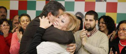Francisco Martínez abraza a Dulce Rodríguez, ayer en Córdoba.