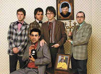 El equipo de humoristas de <i>La hora chanante; Joaquín Reyes es el tercero de pie por la izquierda. </i>