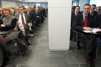 Esperanza Aguirre y Alberto Ruiz-Gallardón, ayer en primera fila durante la reunión de la junta directiva nacional del PP.