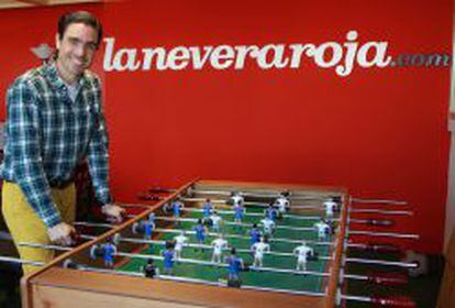 José del Barrio, en el futbolín de la oficina.