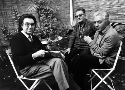 De izquierda a derecha, Antoni Tàpies, Joan Brossa y Josep M. Mestres Quadreny en 1983.