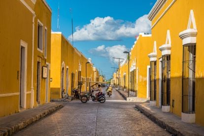 Fachadas pintadas de color ocre en la ciudad colonial de Izamal, en Yucatán (México).