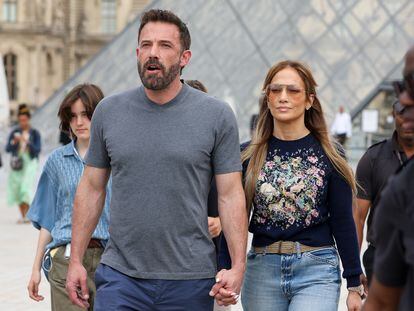 Jennifer Lopez y Ben Affleck paseando a las afueras del museo del Louvre, el 26 de julio, durante su luna de miel en París.
