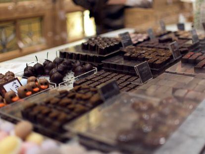 Mostrador de chocolate de una tienda de Bruselas.