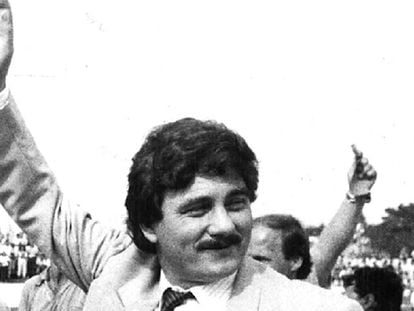 Sito Miñanco en 1990 en el campo de fútbol que sufragó. De tabaquero a narco, fue el capo más internacional. Contribuyó a las campañas de Manuel Antonio Noriega en Panamá.