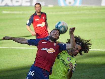 Arnaiz pelea un balón aéreo con Cucurella.