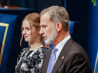 Leonor´de Borbón, junto al Rey, en los premios Princesa de Asturias, en Oviedo.