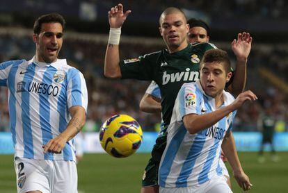 Portillo pelea el balón con Pepe y Jesus Gaméz.