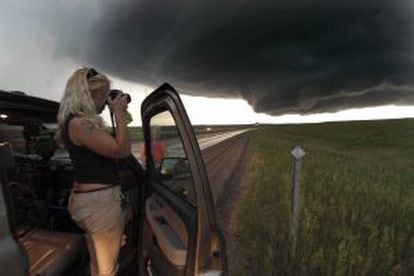 Una mujer retrata una nube poco antes de formarse un tornado en Jayton, Texas (Estados Unidos).