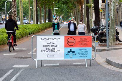 Señalética de los itinerarios seguros para viandantes durante la desescalada en la capital catalana. Campaña de Familia. |