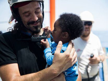 Un rescatador de SOS Méditerranée amb un nadó.