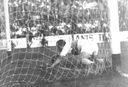 Romero marca al Murcia en 1963.